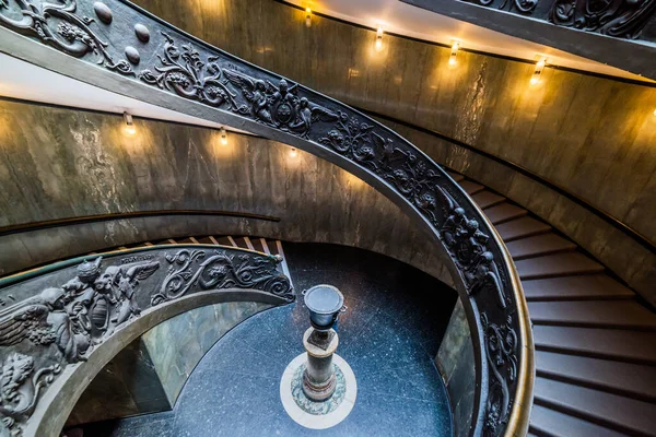 梵蒂冈博物馆的Bramante Staircase 意大利 双螺旋螺旋楼梯是著名的旅游胜地 — 图库照片