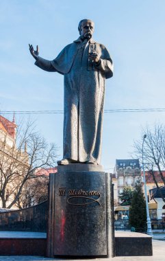 LVIV, UKRAINE - 6 Şubat 2016: Taras Shevchenko Anıtı. Lviv şehir manzarası.