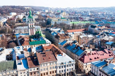 LVIV, UKRAINE - 6 Şubat 2016: Lviv Belediyesi 'nden şehir merkezinin görüntüsü. Tarihi eski şehir manzarası.