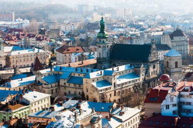 LVIV, UKRAINE - 6 Şubat 2016: Lviv Belediyesi 'nden şehir merkezinin görüntüsü. Tarihi eski şehir manzarası.