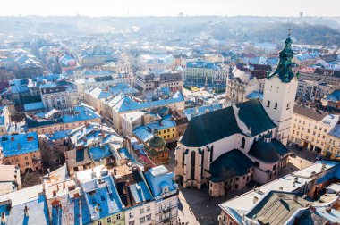 LVIV, UKRAINE - 6 Şubat 2016: Lviv Belediyesi 'nden şehir merkezinin görüntüsü. Tarihi eski şehir manzarası.
