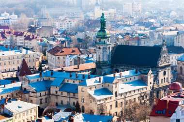 LVIV, UKRAINE - 6 Şubat 2016: Lviv Belediyesi 'nden şehir merkezinin görüntüsü. Tarihi eski şehir manzarası.