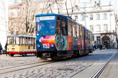 LVIV, UKRAINE - 6 Şubat 2016: Lviv şehir merkezinde tarihi eski tramvay. Tarihi eski şehir manzarası. Lviv, Ukrayna.