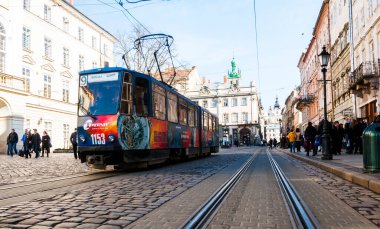 LVIV, UKRAINE - 6 Şubat 2016: Lviv şehir merkezinde tarihi eski tramvay. Tarihi eski şehir manzarası. Lviv, Ukrayna.