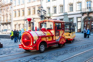 LVIV, UKRAINE - 6 Şubat 2016: Lviv şehir merkezi. Tarihi eski şehir manzarası. Lviv, Ukrayna.