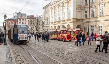 LVIV, UKRAINE - 6 Şubat 2016: Lviv şehir merkezi. Tarihi eski şehir manzarası. Lviv, Ukrayna.
