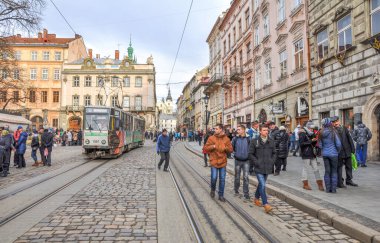 LVIV, UKRAINE - 6 Şubat 2016: Lviv şehir merkezi. Tarihi eski şehir manzarası. Lviv, Ukrayna.