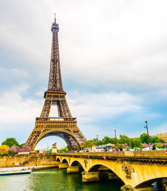 PARIS, FRANCE - 8 Mayıs 2017: mavi gökyüzü ile Eyfel Kulesi. Paris, Fransa.