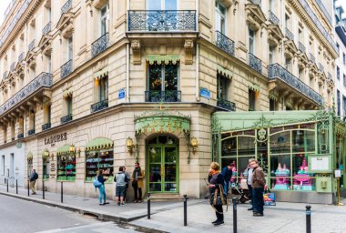 PARIS, FRANCE - 8 Mayıs 2017 Champs-Elysees Bulvarı 'ndaki Laduree mağazası. Laduree lüks bir Fransız pastanesidir ve dünyanın en tanınmış çift katlı makaron satıcılarından biridir..