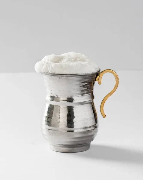 Ayran Bebida Tradicional Turca Yogur Con Espuma Copa Metal Plateado — Foto de Stock