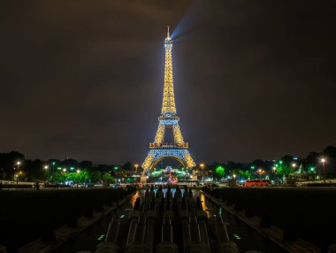 PARIS, FRANCE - 8 Mayıs 2017: Paris, Fransa 'daki Eyfel Kulesi.