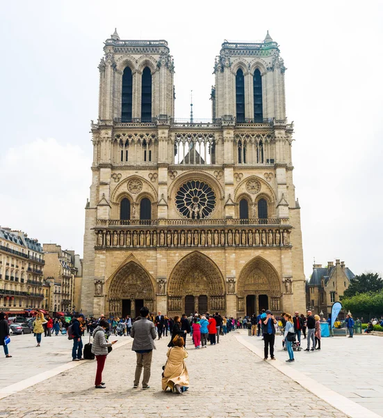 PARIS, FRANCE - 8 Mayıs 2017: Paris, Fransa 'daki Notre Dame Katedrali. Notre-Dame, Ile de la Cite 'de bulunan ortaçağ Katolik katedrali..