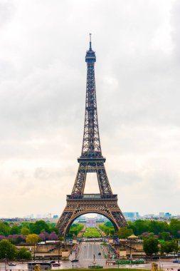 PARIS, FRANCE - 8 Mayıs 2017: Paris, Fransa 'daki Eyfel Kulesi.