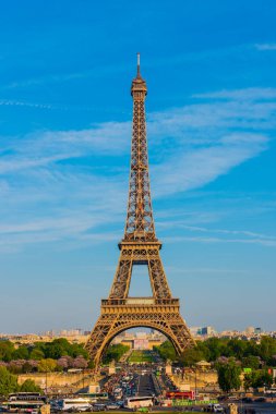 PARIS, FRANCE - 8 Mayıs 2017: mavi gökyüzü ile Eyfel Kulesi. Paris, Fransa.