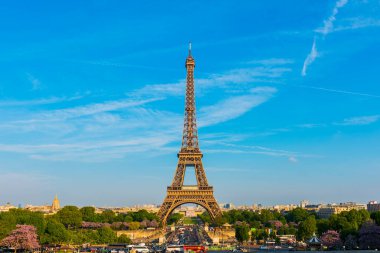 PARIS, FRANCE - 8 Mayıs 2017: mavi gökyüzü ile Eyfel Kulesi. Paris, Fransa.