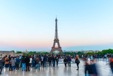 PARIS, FRANCE - 8 Mayıs 2017: mavi gökyüzü ile Eyfel Kulesi. Paris, Fransa.
