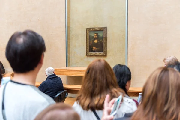 Paris Frankrike Maj 2017 Besökare Med Leonardo Davincis Mona Lisa — Stockfoto