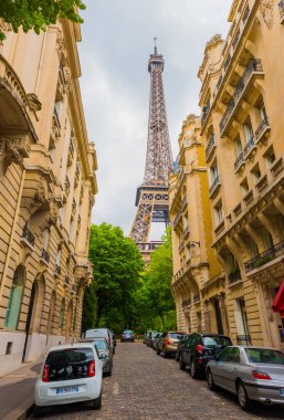 PARIS, FRANCE - 8 Mayıs 2017: mavi gökyüzü ile Eyfel Kulesi. Paris, Fransa.