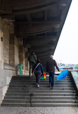 Paris, Fransa 'da şemsiyeyle yürüyen turistler.