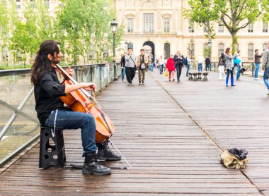 PARIS, FRANCE - 8 Mayıs 2017: Paris, Fransa 'da köprüde çello çalan sokak müzisyeni.