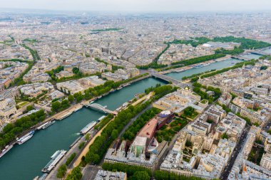 PARIS, FRANCE - 8 Mayıs 2017: Eiffel Kulesi 'nin tepesinden Paris Şehir Merkezi' nin güzel manzarası. Paris, Fransa.