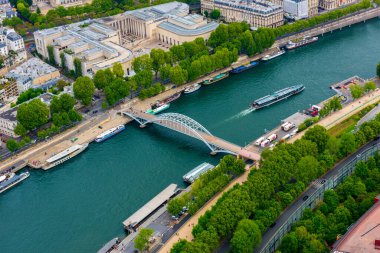PARIS, FRANCE - 8 Mayıs 2017: Eiffel Kulesi 'nin tepesinden Paris Şehir Merkezi' nin güzel manzarası. Paris, Fransa.