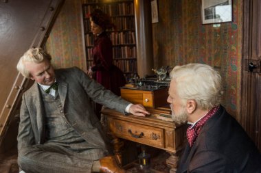 PARIS, FRANCE - 8 Mayıs 2017: Gustave Eiffel ve Thomas Edison 'un ofisindeki balmumu heykel Eyfel Kulesi' nin tepesinde yer almaktadır. Paris, Fransa.