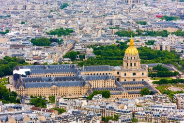 PARIS, FRANCE - 8 Mayıs 2017: Eiffel Kulesi 'nin tepesinden Paris Şehir Merkezi' nin güzel manzarası. Paris, Fransa.
