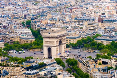PARIS, FRANCE - 8 Mayıs 2017: Paris, Fransa 'da Zafer Takı. Eyfel Kulesi 'nin tepesinden Paris Şehir Merkezi' nin güzel manzarası.