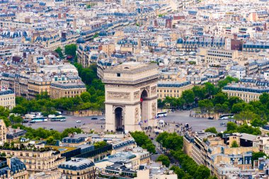 PARIS, FRANCE - 8 Mayıs 2017: Paris, Fransa 'da Zafer Takı. Eyfel Kulesi 'nin tepesinden Paris Şehir Merkezi' nin güzel manzarası.