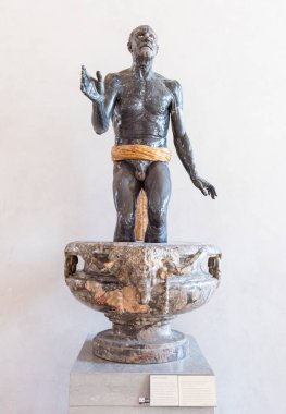 PARIS, FRANCE - 8 Mayıs 2017 Louvre Müzesi iç görünümü. Paris, Fransa.