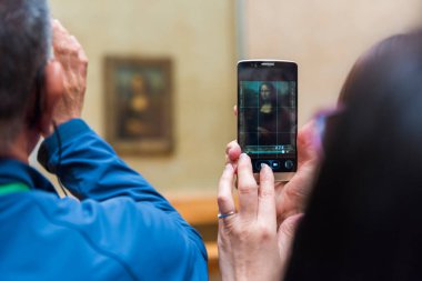 PARIS, FRANCE - 8 Mayıs 2017: Louvre Müzesinde Mona Lisa. Paris, Fransa.