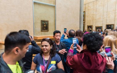 PARIS, FRANCE - 8 Mayıs 2017: Louvre Müzesinde Mona Lisa. Paris, Fransa.