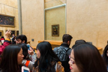 PARIS, FRANCE - 8 Mayıs 2017: Louvre Müzesinde Mona Lisa. Paris, Fransa.