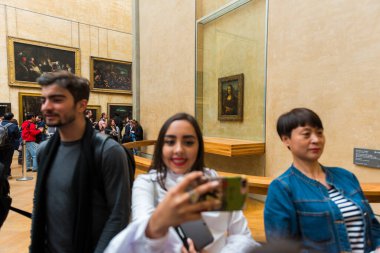 PARIS, FRANCE - 8 Mayıs 2017: Louvre Müzesinde Mona Lisa. Paris, Fransa.