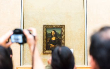 PARIS, FRANCE - 8 Mayıs 2017: Ziyaretçiler Leonardo DaVinci 'nin 