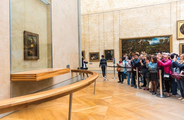 Paris França Maio 2017 Visitantes Fotografam Mona Lisa Leonardo Davinci — Fotografia de Stock