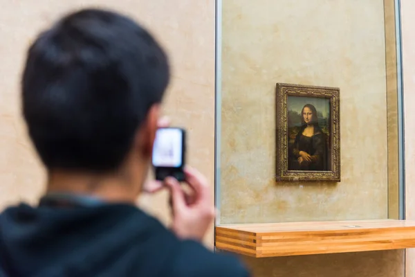 Paris França Maio 2017 Visitantes Fotografam Mona Lisa Leonardo Davinci — Fotografia de Stock