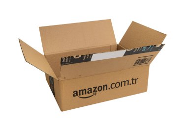 İSTANBUL, TURKEY - 17 HAZİRAN 2021: beyaz zemin üzerinde Amazon hindi kargo kutusu. Amazon sipariş paketi