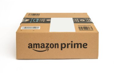 İSTANBUL, TURKEY - 17 HAZİRAN 2021: beyaz arka planda Amazon Prime kargo kutusu. Amazon sipariş paketi.