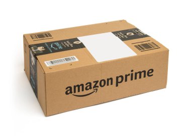 İSTANBUL, TURKEY - 17 HAZİRAN 2021: beyaz arka planda Amazon Prime kargo kutusu. Amazon sipariş paketi.