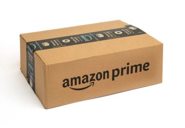 İSTANBUL, TURKEY - 17 HAZİRAN 2021: beyaz arka planda Amazon Prime kargo kutusu. Amazon sipariş paketi.