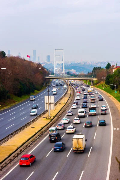 Istanbul Turkey 2021年1月12日 疲労スルタンメフメット橋の背景と高速道路上のトラフィック トルコのイスタンブール — ストック写真