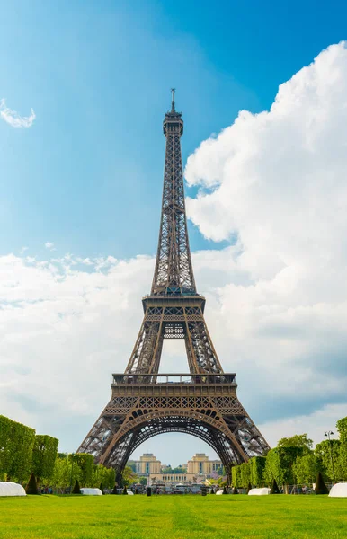 蓝天的埃菲尔铁塔 法国巴黎 — 图库照片
