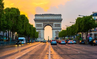PARIS, FRANCE - 8 Mayıs 2017 Champs Lyses and Arc de Triomphe. Zafer Takı, Şanzelize 'nin batı ucunda bulunan Paris' in en ünlü anıtlarından biridir. Paris, Fransa.