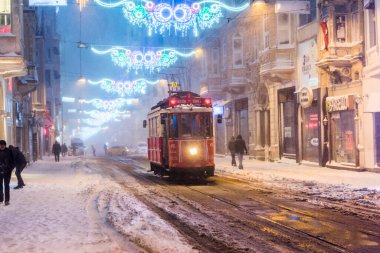 İSTANBUL, TURKEY - 7 HAZİRAN 2017 Taksim, Beyoğlu 'nda karlı bir gün. Istiklal Caddesi 'nde nostaljik tramvay. Taksim İstiklal Caddesi İstanbul, Türkiye 'de popüler bir yer
