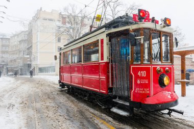İSTANBUL, TURKEY - 7 HAZİRAN 2017 Taksim, Beyoğlu 'nda karlı bir gün. Istiklal Caddesi 'nde nostaljik tramvay. Taksim İstiklal Caddesi İstanbul, Türkiye 'de popüler bir yer.