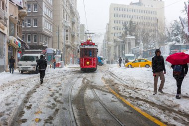 İSTANBUL, TURKEY - 7 HAZİRAN 2017 Taksim, Beyoğlu 'nda karlı bir gün. Istiklal Caddesi 'nde nostaljik tramvay. Taksim İstiklal Caddesi İstanbul, Türkiye 'de popüler bir yer.