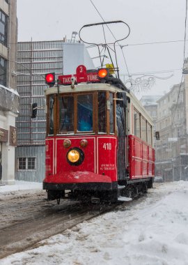 İSTANBUL, TURKEY - 7 HAZİRAN 2017 Taksim, Beyoğlu 'nda karlı bir gün. Istiklal Caddesi 'nde nostaljik tramvay. Taksim İstiklal Caddesi İstanbul, Türkiye 'de popüler bir yer.