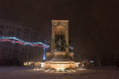 İstanbul, Taksim Meydanı 'nda karlı bir gün. İstiklal Caddesi, Beyoğlu, İstanbul, Türkiye.